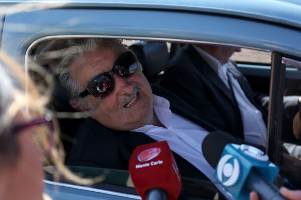 Mais tarde, Mujica chegou para posse de Vázquez em seu famoso Fusca (Foto: Pablo Bielli/AFP)