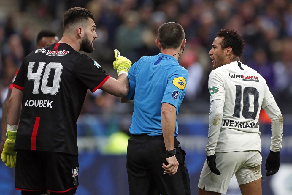 Neymar discute com goleiro Koubek em PSG x Rennes â€” Foto: EFE/EPA/IAN LANGSDON