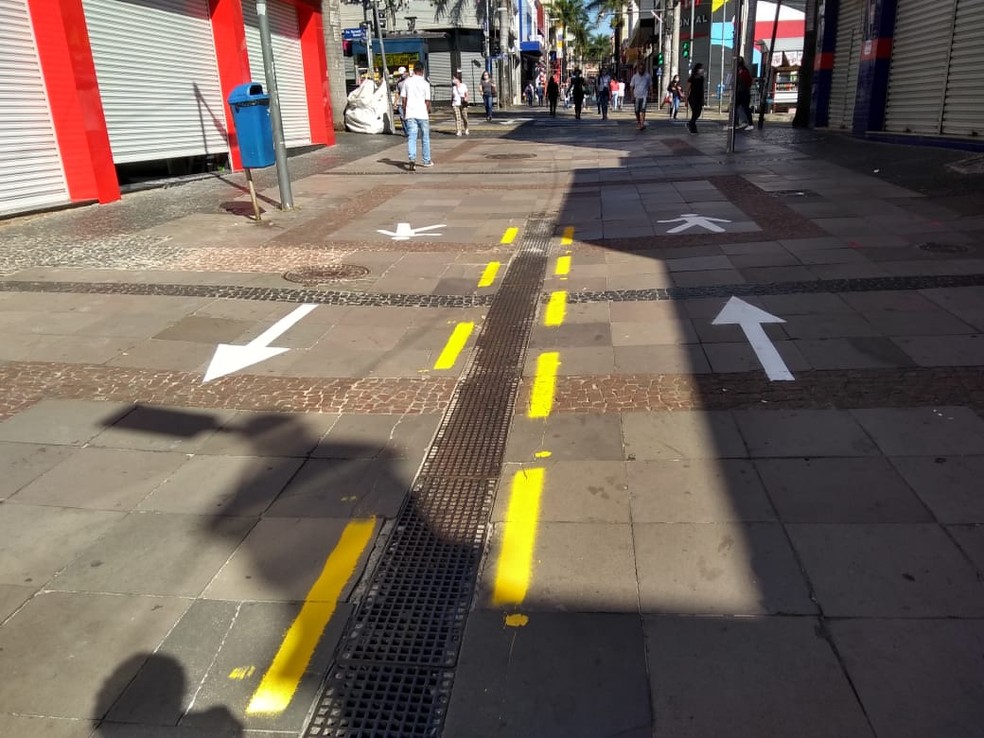 Sinaliza&ccedil;&atilde;o de solo busca evitar aglomera&ccedil;&atilde;o na Rua Treze de Maio, em Campinas &mdash; Foto: Arquivo pessoal