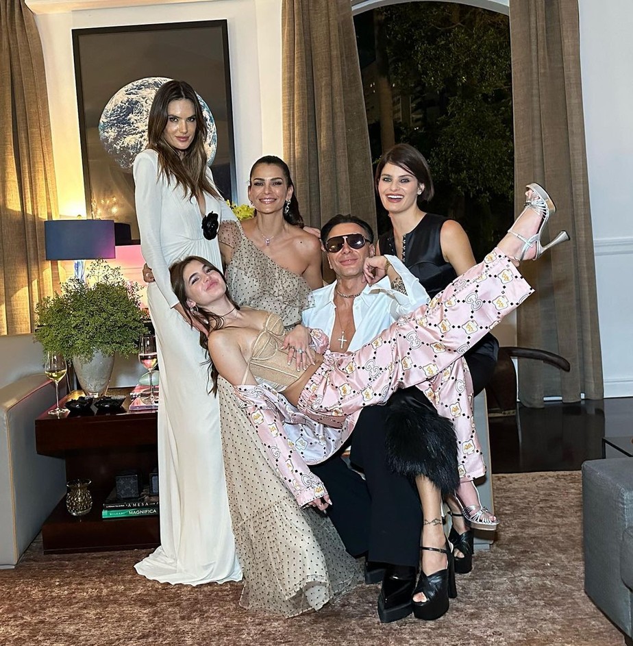 Alessandra Ambrosio, a filha Anja, Matheus Mazzafera, Fernanda Motta e Isabeli Fontana