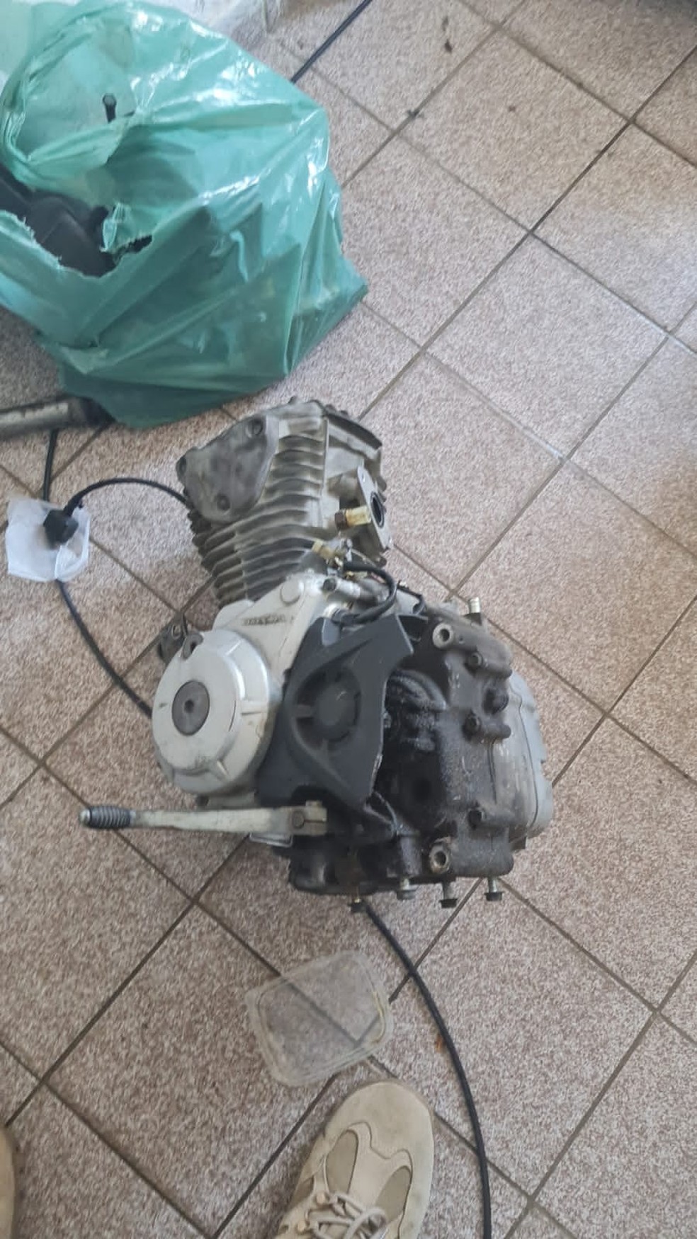 Suspeito de adulterar e desmontar motos roubadas é preso no Conjunto Joaquim Leão, em Maceió — Foto: Polícia Civil