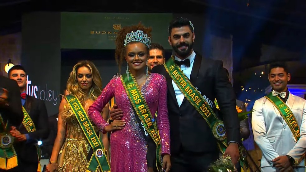 Indígena Elâine Souza, Miss Brasil 2021, ao lado do Mister Brasil 2021 ao final do concurso em Gramado (RS) — Foto: Reprodução/YouTube
