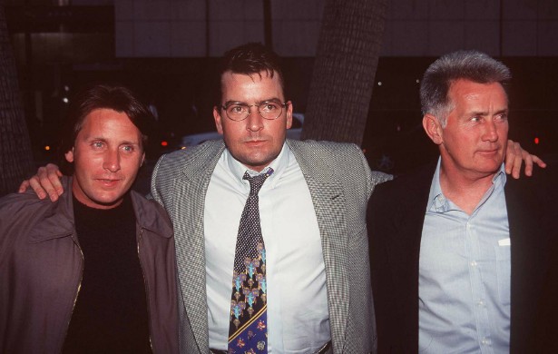 Esta é uma família de grandes atores: Emilio Estevez (à esq., famoso por filmes dos anos 80 como 'Clube dos Cinco', de 1985), Charlie Sheen (no meio, atualmente lembrado pelo trabalho na sitcom 'Two and a Half Men') e o paizão Martin Sheen, com um Globo de Ouro e quase 250 produções no currículo. A foto é de maio de 1996. (Foto: Getty Images)
