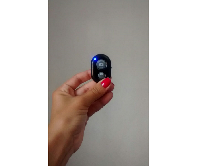 O controle do pau de selfie possui botões para celular com Android e iOS (Foto: Reprodução/