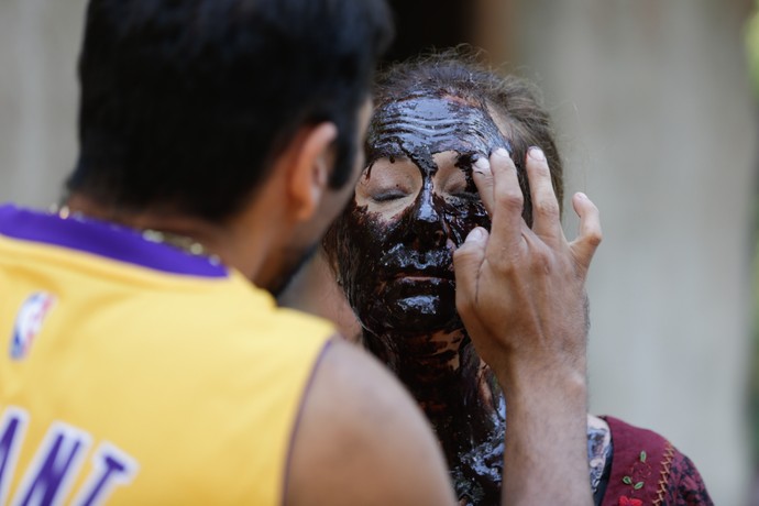 Cunegundes caiu de cara no chiqueiro, mas a lama é apenas maquiagem (Foto: Pedro Carillho / Gshow)