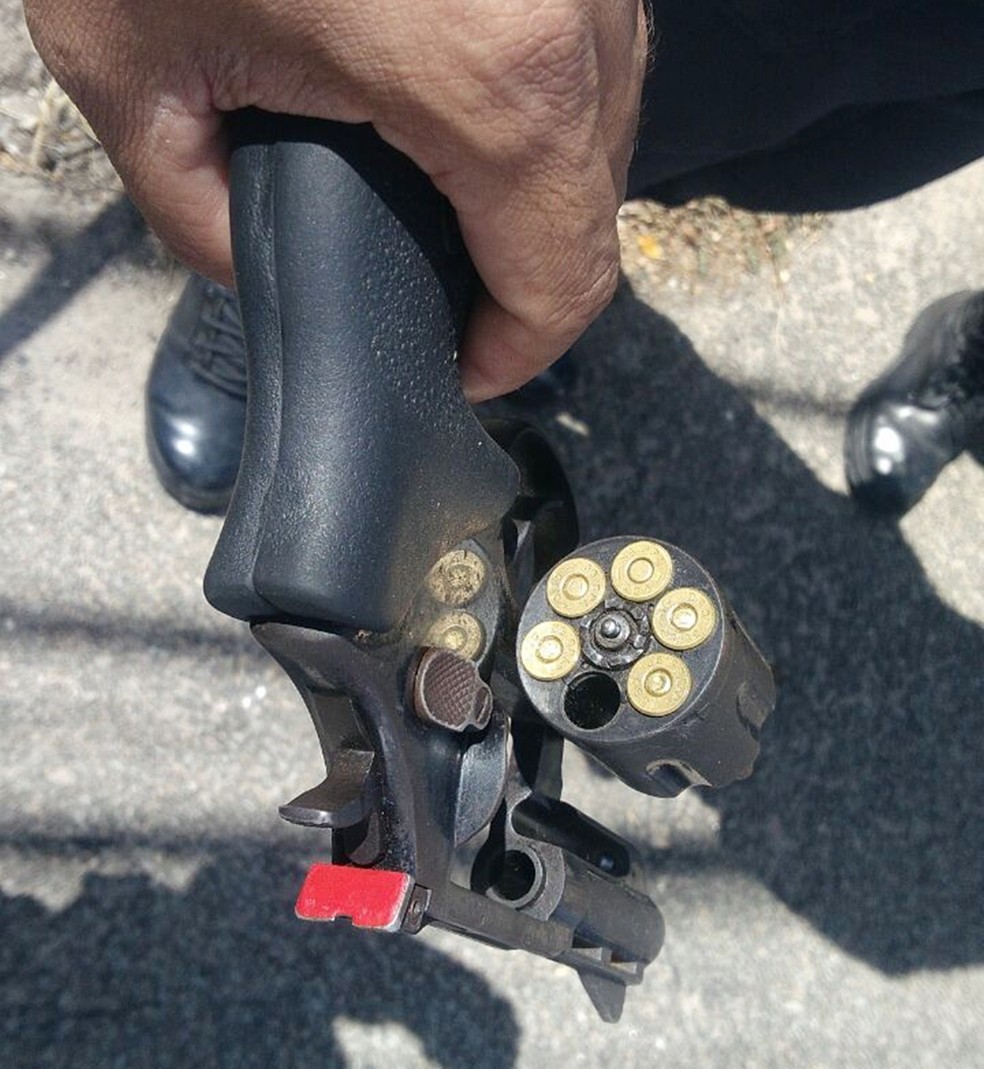 Com os assaltantes, policiais encontraram uma arma municiada (Foto: PM/Divulgação)