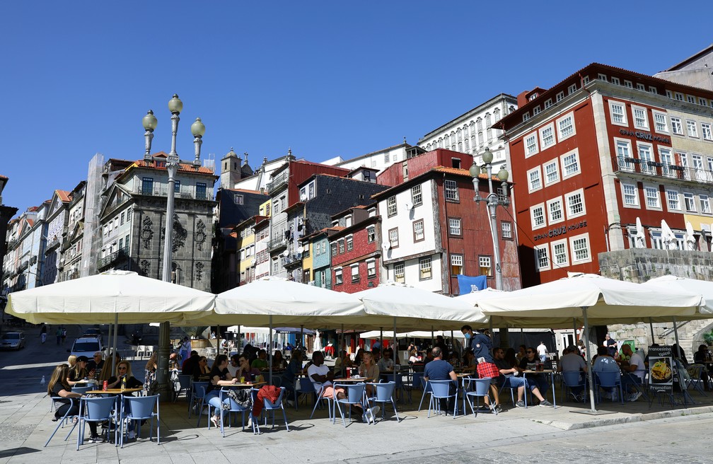 Restaurante com serviço ao ar livre em Porto, Portugal, em foto de 5 de abril de 2021 — Foto: Violeta Santos Moura/Reuters
