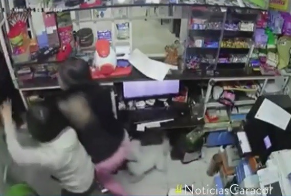 Câmera de segurança mostra reação de menina de 14 anos, com facão (Foto: Reprodução/Caracol TV)