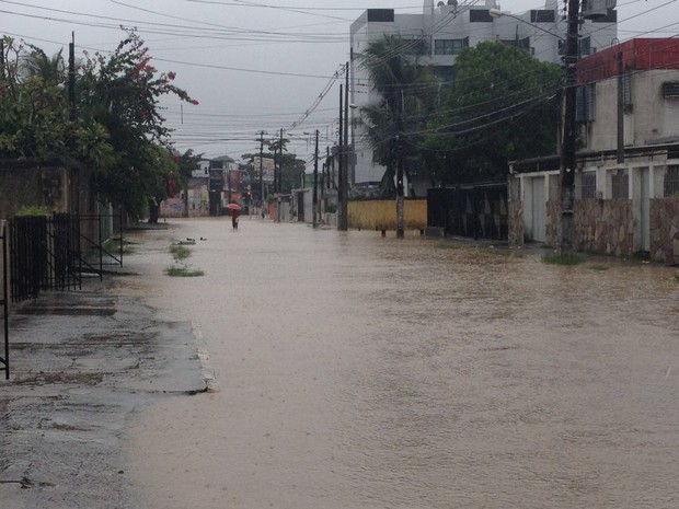 Rua ALberto Lundgren, em Olinda, também ficou cheia após a chuva desta sexta (3) (Foto: Ana Regina/TV Globo)