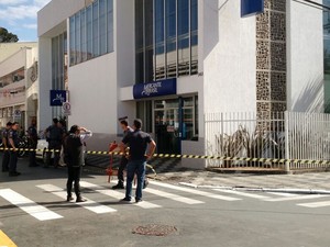 Agência do Mercantil do Brasil foi assaltada nesta sexta-feira, 1° (Foto: Victor Gomes/ TV TEM)