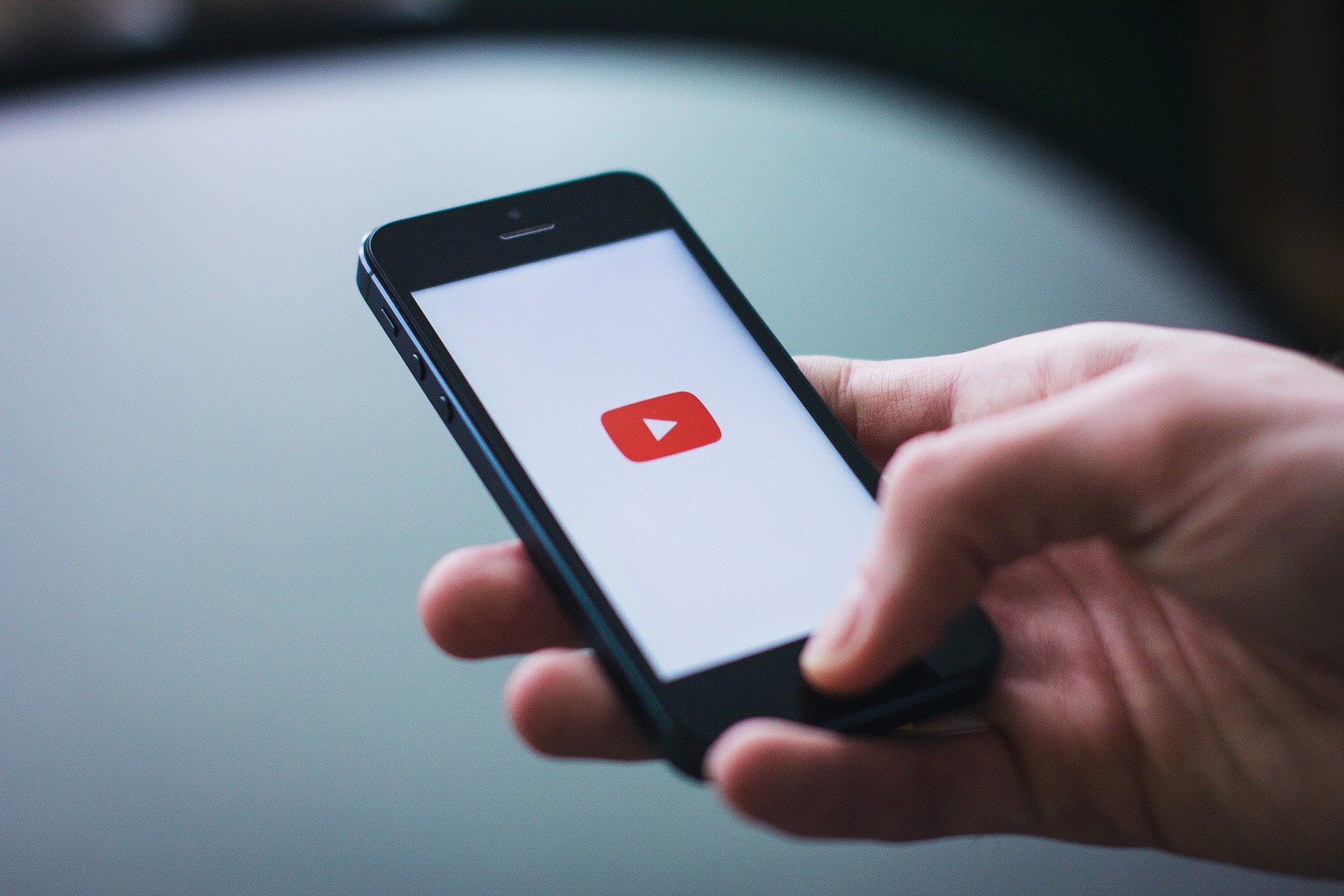 Celulares são os dispositivos preferidos para assistir a vídeos no YouTube (Foto: Pixabay)