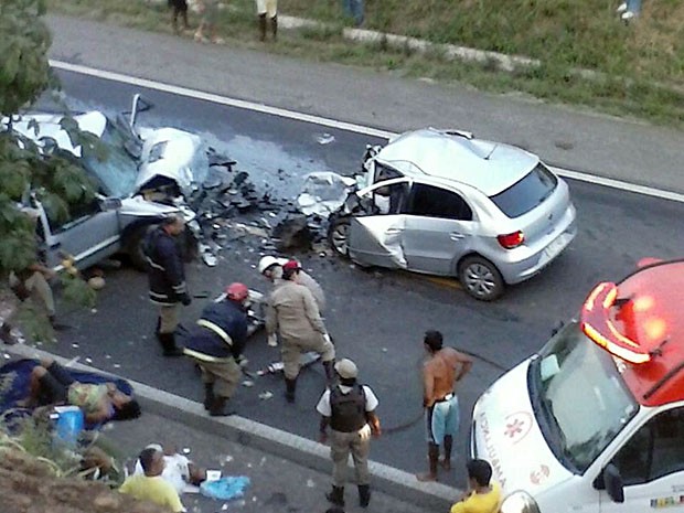 Vítimas foram levadas ao hospital (Foto: Voz da Bahia)