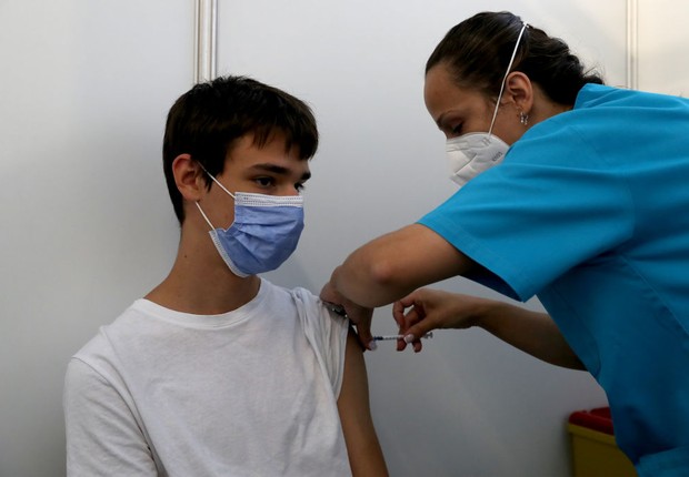 vacinacao, vacinacao de adolescentes (Foto: NurPhoto / Getty Images)