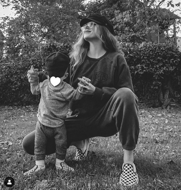 A modelo Alaina Meyer com seu filho com o ator Johnny Galecki (Foto: Instagram)