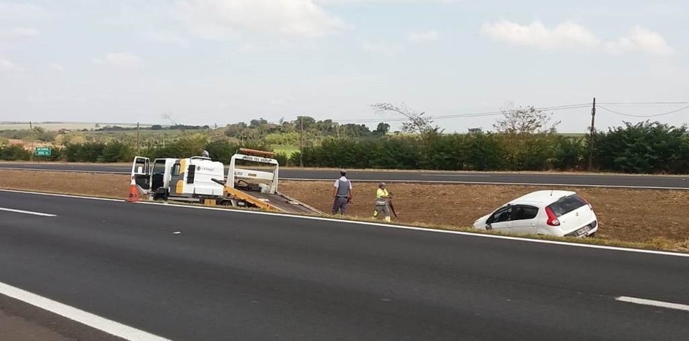 Mulher de 31 anos capotou carro após ser atingida por caminhão na SP-310 (Foto: ACidadeON/São Carlos)