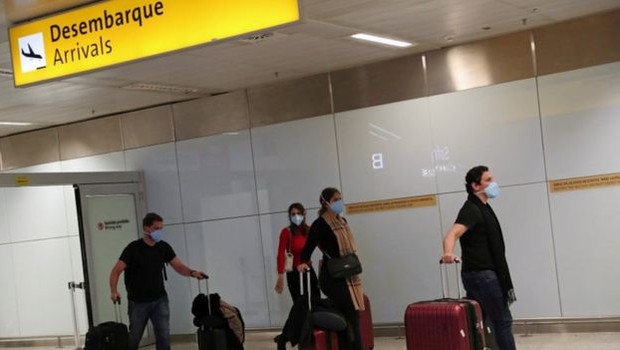 Passageiros chegam em Guarulhos, São Paulo, vindos da Itália; nem todos brasileiros tiveram a chance de voltar para casa (Foto: REUTERS/AMANDA PEROBELLI)