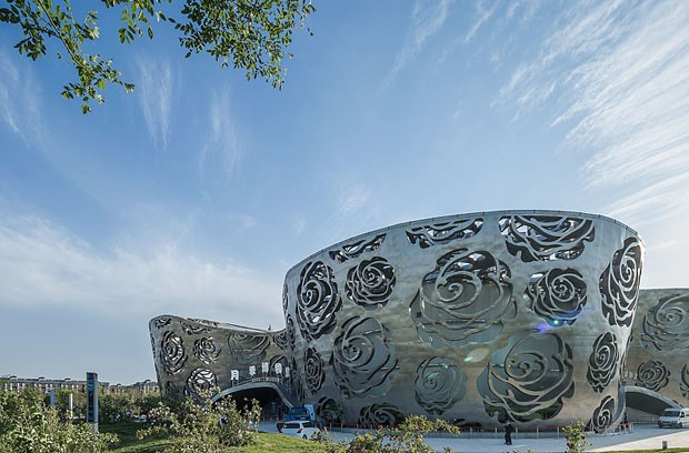 Museu dedicado a rosas em Pequim ganha fachada metálica desenhada (Foto: Xiao Kaixiong/Divulgação)