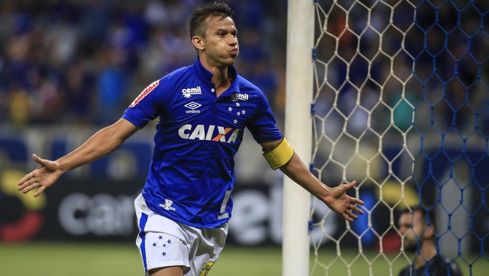 Líder, capitão e referência, Henrique comemora boa fase e gol importante
