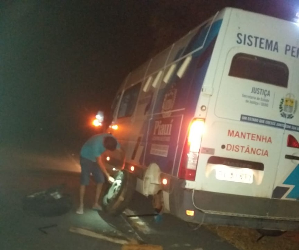 Pneu de viatura que fazia transporte de detentos pelo Piauí rasgou entre Teresina e São Raimundo Nonato — Foto: Divulgação