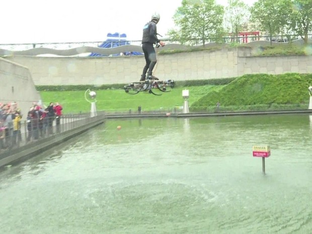 Canadense Alexandru Duru exibiu seu skate voador durante uma feira em Paris (Foto: BBC)