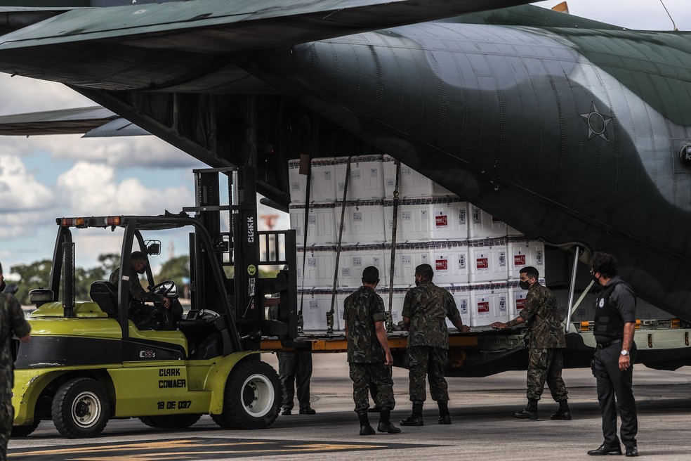Doses da vacina Coronavac chega em uma aeronave da Força Aérea Brasileira (FAB) em Brasília (DF), em 18 de janeiro de 2021. — Foto: Gabriela Biló/Estadão Conteúdo