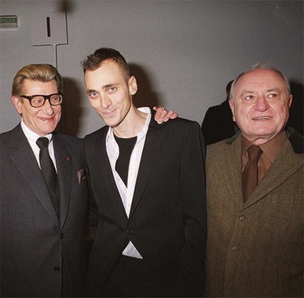 Pierre Bergé with Yves Saint Laurent and Hedi Slimane in 2001 at the Christian Dior catwalk show (Foto: @SUZYMENKESVOGUE)