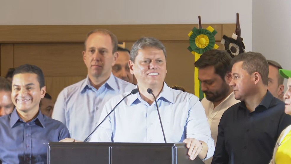 O governador eleito de São Paulo, Tarcísio de Freitas (Republicanos) durante o discurso de vitória neste domingo (30).  — Foto: Reprodução/TV Globo 