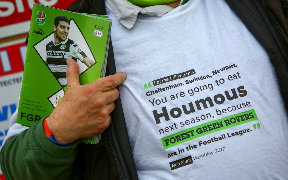 Torcedor exibe camiseta que provoca times adversários com a inscrição ‘vocês terão que comer houmous na próxima temporada porque o Forest Green Rover está na Football League’ (Foto: Geoff Caddick/AFP)