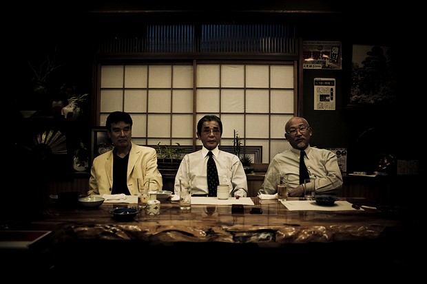A estrutura dos grupos da Yakuza seguem uma representatividade familiar com um godfather (ao centro) rodeado por 