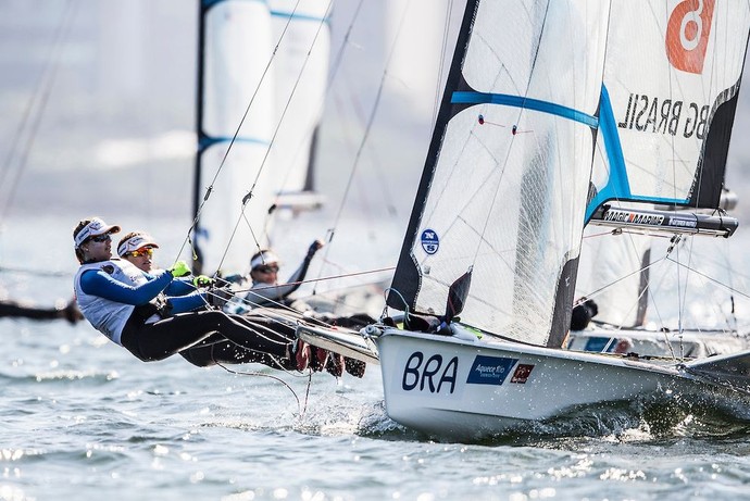 Martine Grael e Kahena Kunza em ação na Baía de Guanabara (Foto: Pedro Martinez/Isaf)