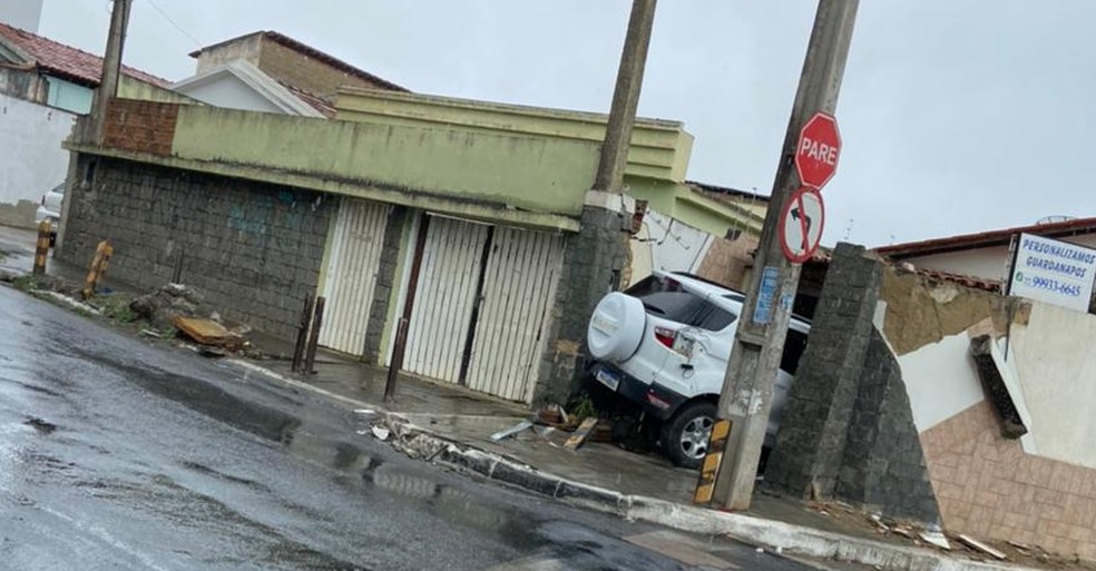 Carro invade residência em Vitória da Conquista — Foto: Redes sociais