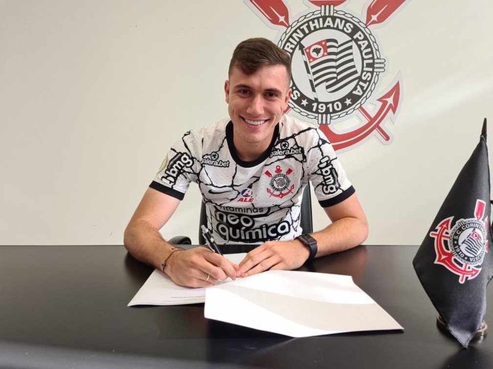 Corinthians anuncia renovação de Lucas Piton
