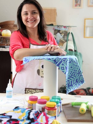 Gabriela Barros usa materiais reciclados para fabricar móveis e peças decorativas (Foto: Fred Veras)