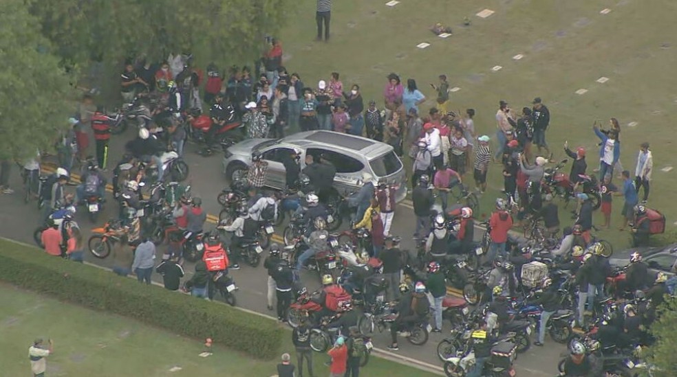 Chegada do carro funerário com o corpo de MC Kevin no Cemitério Parque dos Pinheiros, na Zona Norte de SP. — Foto: Reprodução/TV Globo