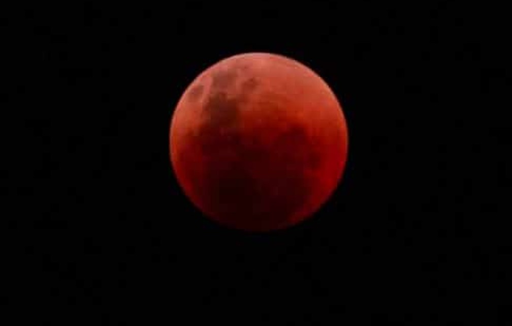 Foto do eclipse lunar tirada por Eliezer Dutra por volta de 1h40 desta segunda-feira (16), na Rua Severino Amaral, em Cavaleiro, Jaboatão dos Guararapes, Grande Recife — Foto: Eliezer Dutra/WhatsApp