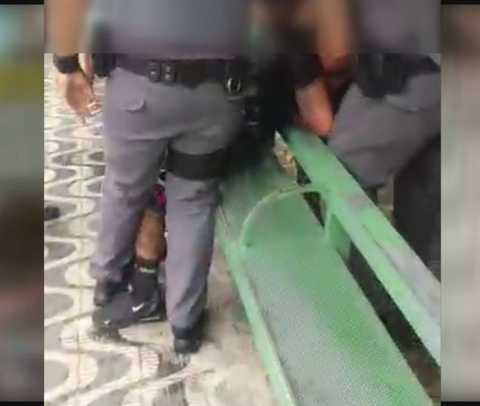 Testemunhas afirmam que houve uso desnecessário de força contra ambulante em São Vicente, SP — Foto: Reprodução