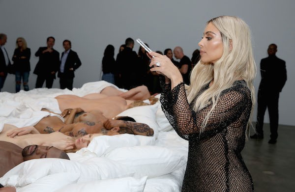 A celebridade Kim Kardashian na exposição dos bonecos presentes no clipe de Kanye West (Foto: Getty Images)