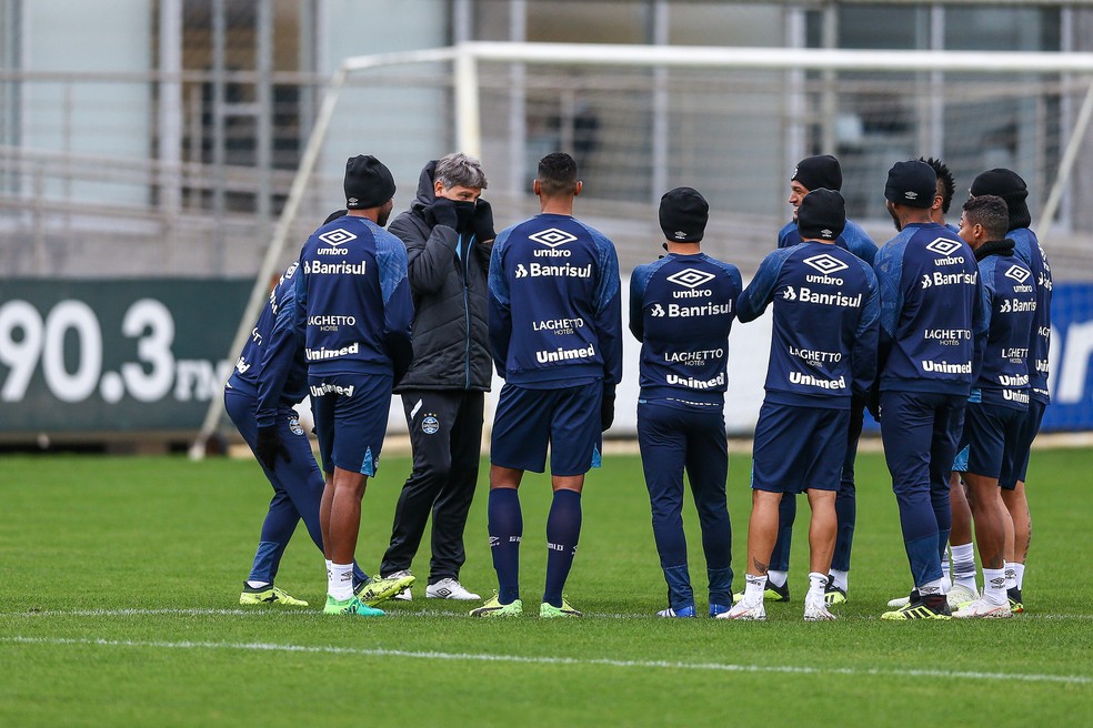 Renato comanda treino do Grêmio (Foto: Lucas Uebel / Grêmio, DVG)