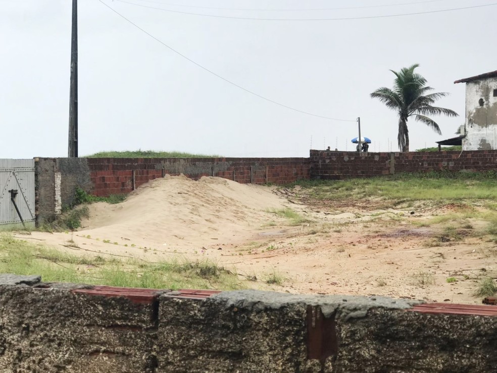 Corpo foi encontrado em uma Ã¡rea de dunas, no terreno de uma casa na praia de Santa Rita (Foto: Kleber Teixeira/Inter TV Cabugi)