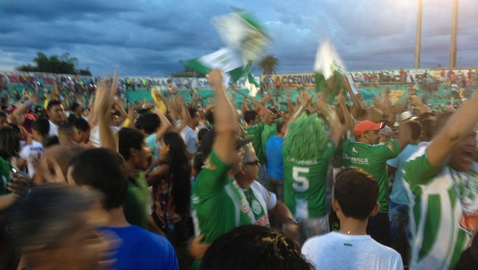 Torcida do Coritiba invade vestiário e cobra jogadores após derrota