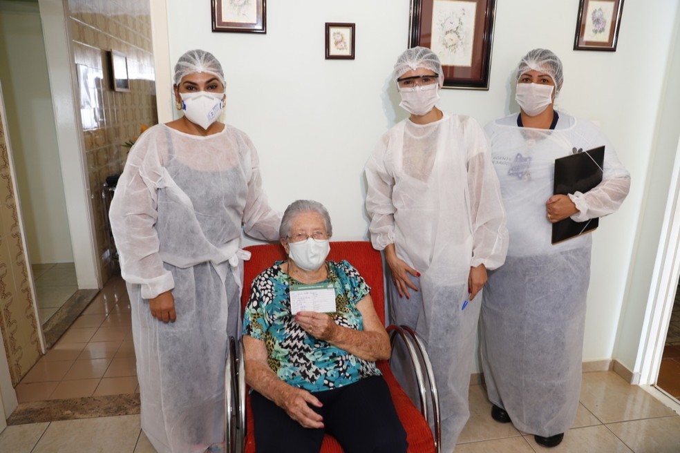 Idosa com mais de 90 anos foi vacinada com a Covid-19 em distrito de Rio Preto— Foto: Divulgação/Prefeitura de Rio Preto 