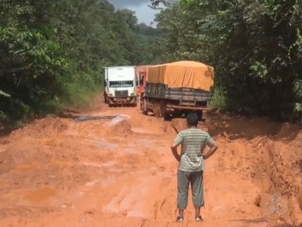 Trânsito de veículos na estrada está restrito desde o dia 3 de julho (Foto: Reprodução/TV Amapá)