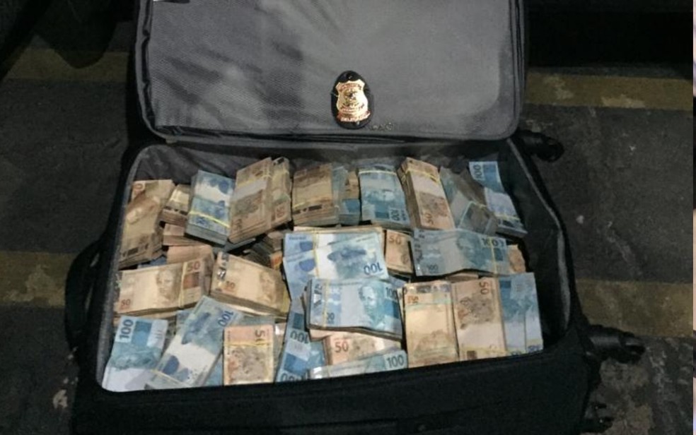 Mala achada com R$ 1 milhÃ£o dentro de carro 'banker': veÃ­culo era usado sÃ³ para guardar dinheiro â€” Foto: PolÃ­cia Federal/ ReproduÃ§Ã£o