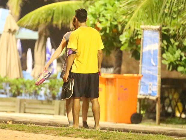 Sophia Abrahão e Sergio Malheiros orla da praia da Barra da Tijuca, Zona Oeste do Rio (Foto: Ag. News)