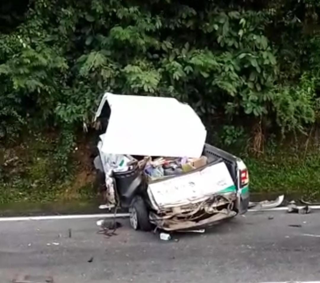 Carro bate em barranco após engavetamento com caminhões na Serra das Araras, em Piraí