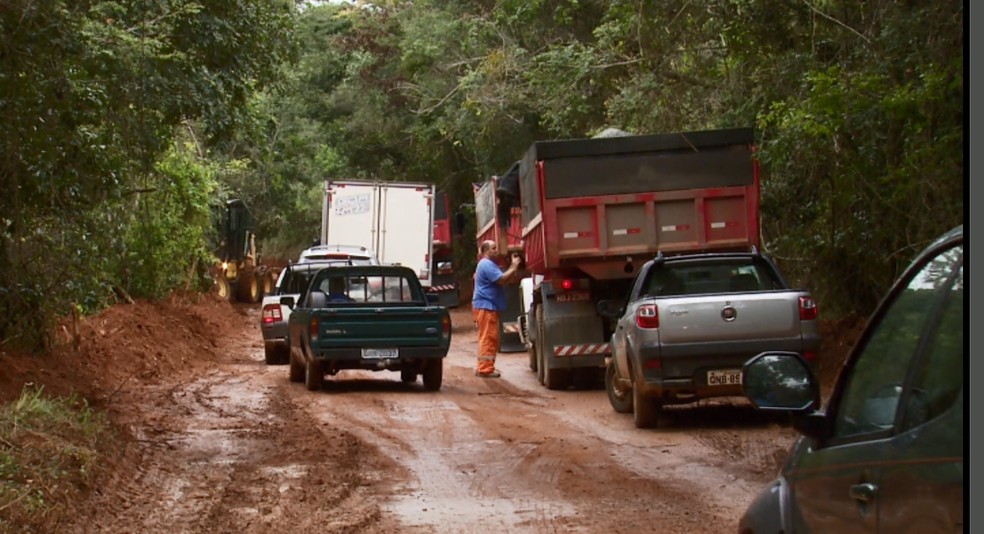 Moradores têm presenciado até congestionamento em estrada rural em Nazareno (Foto: Reprodução EPTV)