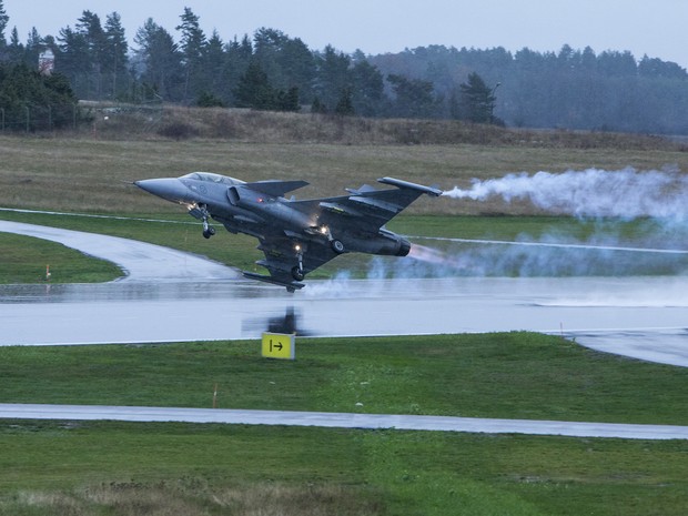 Gripen decola em teste na fábrica da Saab em Linkoping, na Suécia (Foto: Saab/divulgação)