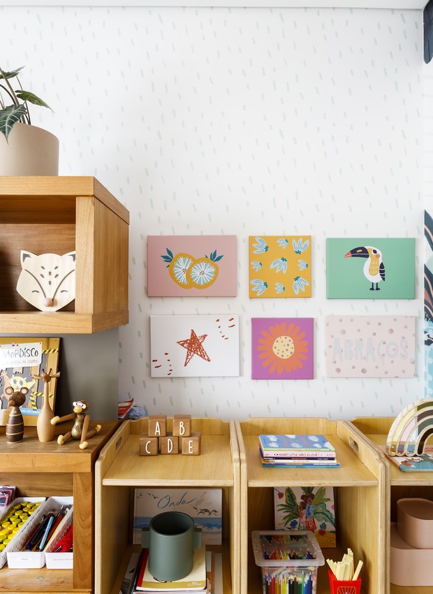 The color appears in all the details of the toy library.  Project advice from Agência Mini Mundo, Mama Loves You comics, green cachepô and pink organizer box from Pimbos Kids (Photo: Renata D'Almeida / Publicity)