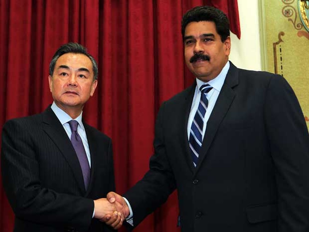 O presidente venezuelano, Nicolás Maduro, e o então ministro das Relações Exteriores da China, Wang Yi, durante encontro no palácio presidencial de Miraflores, em Caracas, em 2014. (Foto: Presidência da Venezuela / Via AFP Photo)