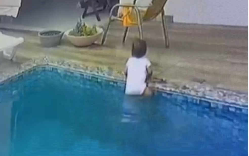 Momento em que a bebê cai na piscina da casa da família, em Matrinchã — Foto: Arquivo pessoal/Karlla Araújo